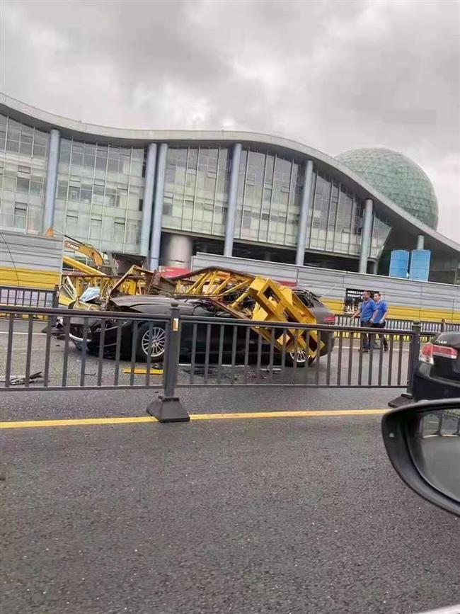 突发！江苏一地铁工地桩机倾覆砸中轿车，司机系小学教师，正抢救